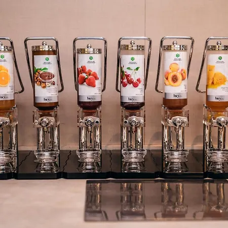 Waldorf Palace מלון