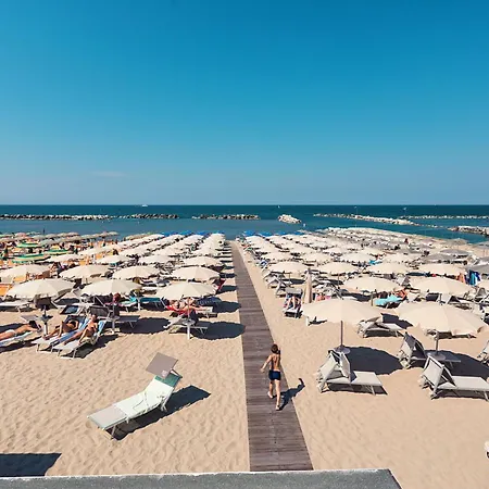 Waldorf Palace Hotel 4*