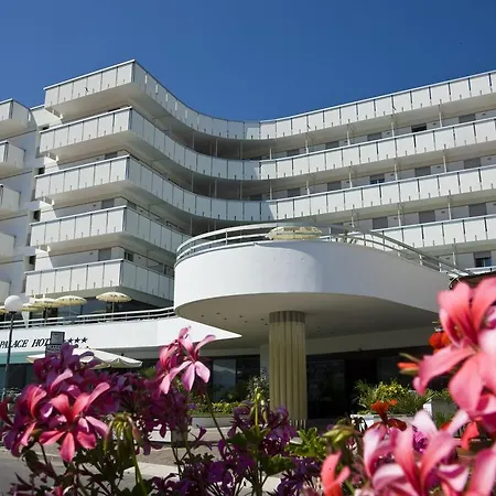 Waldorf Palace מלון